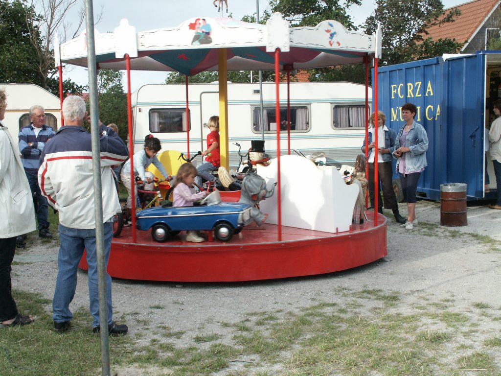 Kermis in Hollum op Ameland, de draaimolen