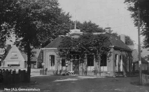 gemeentehuis met bomen