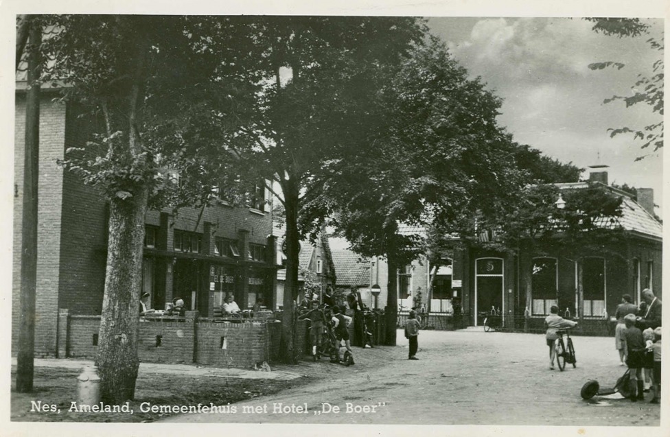 gemeentehuis met hotel de boer