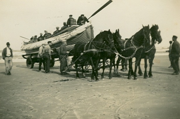 reddingboot op strand